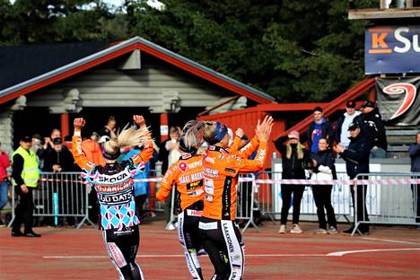 Susanne Ojaniemi, Eeva Mäki-Maukola ja Jutta Myllyniemi huudattivat Hippoksen yleisöä. Ratkaisufinaali oli samalla luultavasti vanhan ja ränsistyneen stadionin viimeinen ottelu.
