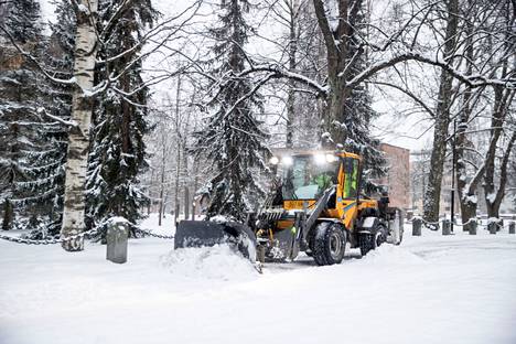 Lumityöt jatkuvat Tampereen keskustassa todennäköisesti pitkin viikkoa, sillä lunta lunta sataa Pirkanmaalla erityisesti maanantai-illan ja tiistain välisen yön aikana. 