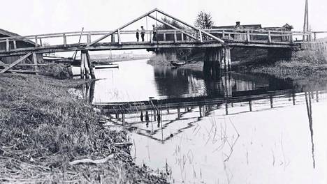 Raisionjoen ylittävä silta Pahaniemen veneveistämön kohdalla vuonna 1928.