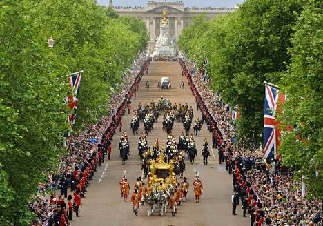 Kesäkuussa 2002 juhlittiin kuningatar Elisabetin 50-vuotista hallituskautta. Kuvassa paraatikulkue matkalla St Paulin katedraaliin Lontoossa.
