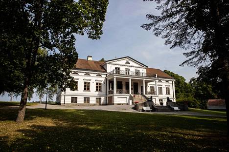 Pohjoismaista uusklassismia edustava Laukon kartanon nykyinen päärakennus rakennettiin vuonna 1931.