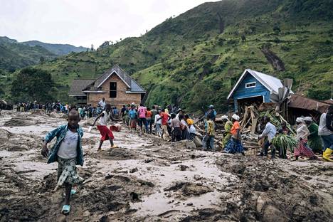 Rankkasateet ja tulvat ovat moukaroineet Kongoa. Paikalliset asukkaat astelivat tuhojen keskellä Nyamukubissa lauantaina 6. toukokuuta.