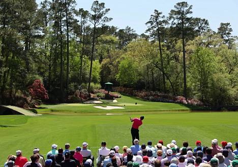 Augustan idyllisissä maisemissa pelattava Masters on golfin turnauksista kenties legendaarisin. Kuvassa Woods lyö avauslyöntiään 12. väylällä.
