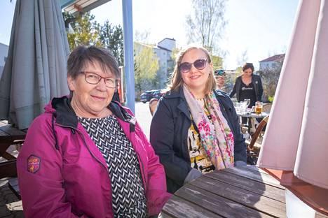 Mari Jokinen ja Jenni Koskela kertovat, että Aikalisässä tulee käytyä yleensä pizzalla tai terassilla.