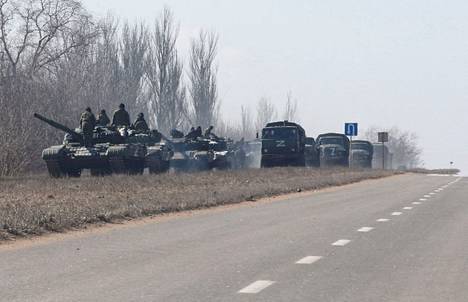 Venäjä-mieliset joukot liikkuivat separatistien valtaaman Volnovakhan pikkukaupungin ulkopuolella Donetskin alueella 12. maaliskuuta. 