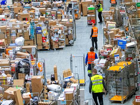 Verkkokaupan kasvu näkyi muun muassa Postin toiminnassa. Tänä jouluna postipakettien määrä puolitoistakertaistui viime vuoteen verrattuna.