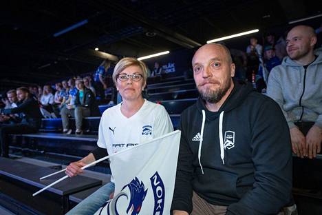 Tiina Mäki ja Kauko Kanerva jännittivät poikansa Jesse Kanervan edustaman Nokian KrP:n puolesta katsomossa.