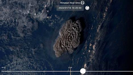 Japanilaisen Himawari-8-satelliitin kuva näyttää vedenalaisen Tonga-tulivuoren 15. tammikuuta, jolloin se purkautui.