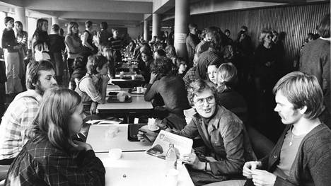Tampereen yliopiston opiskelijoita ja TOS:n  ja TYMR:n jäseniä yliopiston alakuppilassa vuonna 1977.