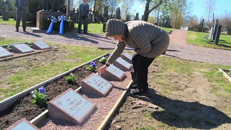 Anja Ranta sytytti kynttilän Hiitolan taisteluissa 8.8.1941 kaatuneen isänsä, alikersantti Eino Viinamäen haudalle.