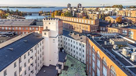 Finlaysonin alue on kuin oma kaupunkinsa Tampereen sisällä. Tiivis yritysten, palveluiden ja luovien alojen yhteisö palvelee asiakkaiden lisäksi työntekijöiden arkea.
