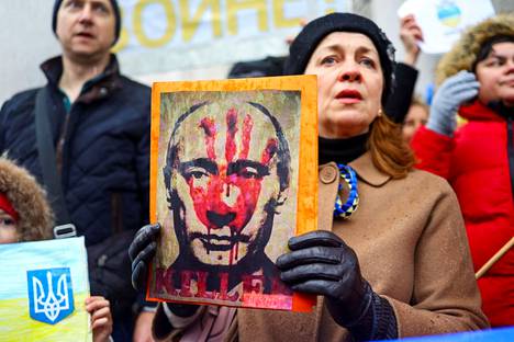 ”Putin ja Lukašenka ovat kävelleet tarkasti Stalinin, Hitlerin, Mussolinin ja Kim Jong-un veristen jalanjälkien mukaan”, kirjoittaja arvioi. Kuva on mielenosoituksesta Slovenian Ljubljanasta.
