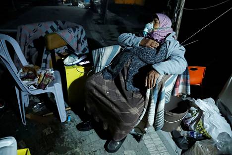 Nainen lepäsi ulkona maanjäristyksen jälkeen Antakyanissa.