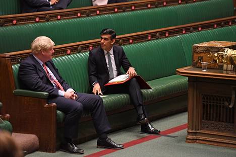 Silloinen pääministeri Boris Johnson ja valtiovarainministeri Rishi Sunak brittiparlamentin alahuoneessa heinäkuussa 2020 talousasioiden käsittelyn aikana. 
