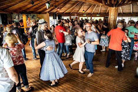 Haikan lavalla Pirkkalassa tanssitaan sunnuntaina J.A.L.O.:n tahdissa, mutta aattona ja juhannuspäivänäkin Pirkanmaalta löytyy tansseja. Kuva on vuoden 2021 juhannukselta.