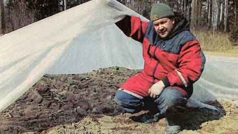 Kaalintaimien istutus oli alkanut Harjavallassa noin viikko edellisvuotta aiemmin. Maanviljelijä Ilkka Horppa toivoi vesisadetta ja sään lämpenemistä huhtikuussa 2002. Yhteensä maatilan maille istutettaisiin kaksi hehtaaria kaalia. Kaali-istutukset peitettäisiin harsoilla, koska harsokangas tasaa lämpöä ja kosteutta.
