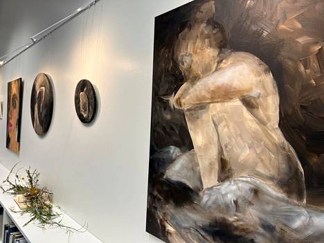Josefiina Salinmäen Omin siveltimin -näyttelyssä on mukana myös viime kesänä syntyneitä töitä.