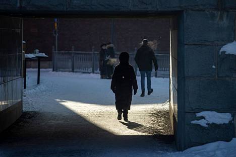 Aurinkoinen talvisää houkutteli ulkoilemaan keskiviikkona Tampereella.