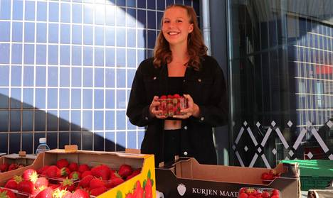 Hilma Karonen myy mansikkaa K-Supermarket Raisio Centerin edessä.