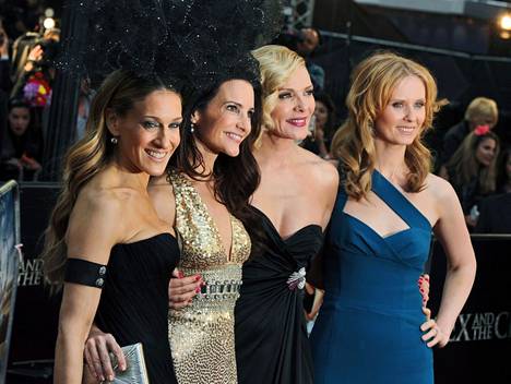 Sarah Jessica Parker, Kristin Davis, Kim Cattrall ja Cynthia Nixon nähtiin edelliskerran yhdessä Sinkkuelämää-elokuvissa. Lehtitietojen mukaan Cattrallia ei nähdä uudessa sarjassa. Tässä nelikko edustaa toukokuussa 2010 Sinkkuelämää 2 -elokuvan ensi-illassa.