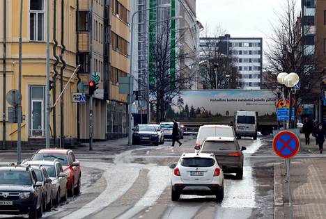 Hallituskadun ja Yrjönkadun risteyksen liikennevalot uusitaan hienoihin ja moderneihin valoihin kesällä. 
