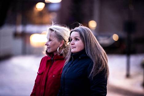 Aamulehden toimittajat Tiina Ellilä ja Minna Ala-Heikkilä (takana) vertasivat ruoka-annoksiaan ja liikuntamääriään.