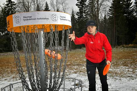 Henna Blomroosin mielestä Raumalla on loistavat olosuhteet frisbeegolfiin. Kuva: Juha Sinisalo