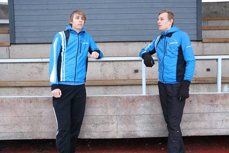 Eelis (vas.) ja Eero Hirvinen kuvattuna joulukuussa 2020. Isoveli Eelis on jo liian vanha nuorten SM-halleihin.