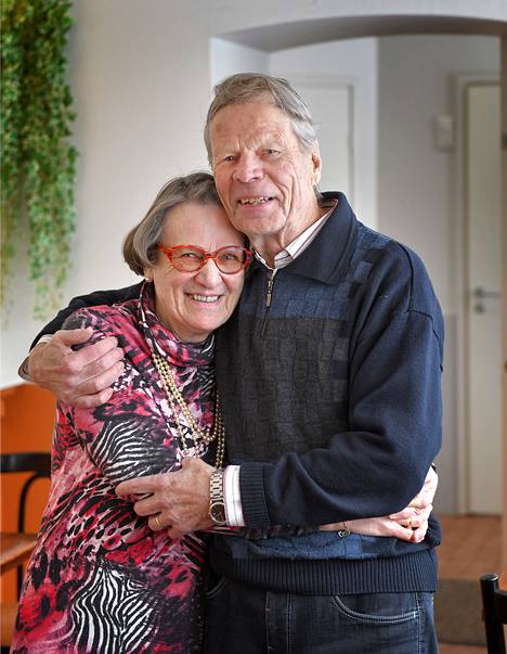 Nuoruuden rakastavaiset taas yhdessä. Ritu Sulén ja Jussi Lehtinen eivät arkailleet tavata toisiaan, vaikka viime tapaamisesta oli kulunut 63 vuotta. Nyt pari on lähes erottamaton. Kuva: Juha Sinisalo