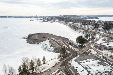 Jäät ovat aiheuttaneet hankaluuksia ja rikkoneet veden suojaverhon kellukkeita Näsisaaren rakennusprojektissa. 
