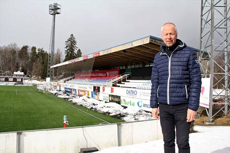 FC Hakan toimitusjohtaja Olli Huttunen kuvattiin Tehtaan kentän laidalla Valkeakoskella maaliskuussa 2022.