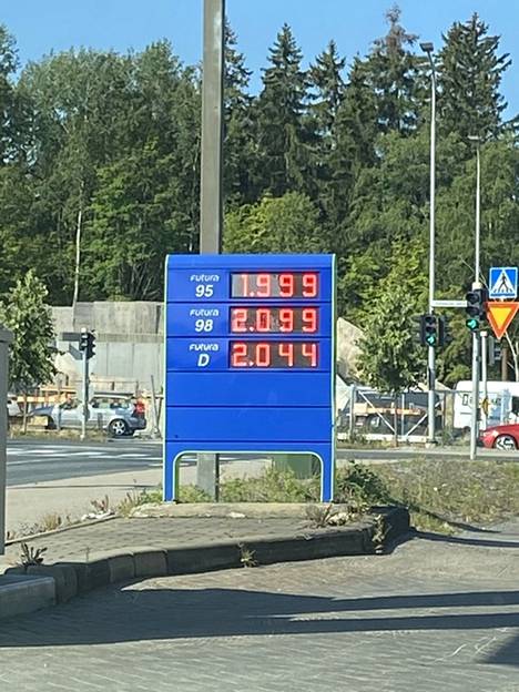 95-laadun bensiinin litrahinta laski alle kahden euron Hatanpään Nesteen kylmäasemalla Tampereella.