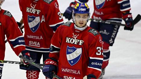 Ässsistä HIFK:hon siirtynyt Roni Hirvonen odottaa jo MM-kisojen alkua. Hirvonen on Suomen U20-joukkueen kapteeni.