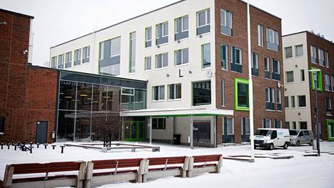 Tampereen kaupungin lukioihin on tulossa syksyllä uusia aloituspaikkoja. Tältä Tampereen teknillisen lukion edustalla näytti maaliskuussa 2021, kun ylioppilaskirjoitukset alkoivat.
