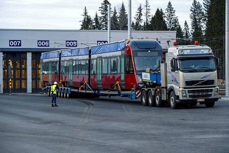 Kuljetusliike K. Rissanen Oy toi Tampereen ensimmäisen raitiovaunun Hervannan varikolle 20. toukokuuta.