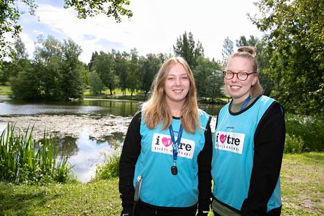 Jenni Valovirta ja Lilli Takala ovat ryhmänsä TikTok-vastaavat. Somepäivitysten tekemisestä saa myös maininnan kesän päätteeksi jaettavaan työtodistukseen.