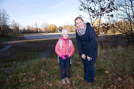 Katri Hildén haki Lielahden koulun ekaluokkalaisen Meeri Hildénin maanantaina koulun jälkeen kerhosta urheilukentän vierestä. Takana olevalla kentällä voi olla ensi vuonna tekojää.