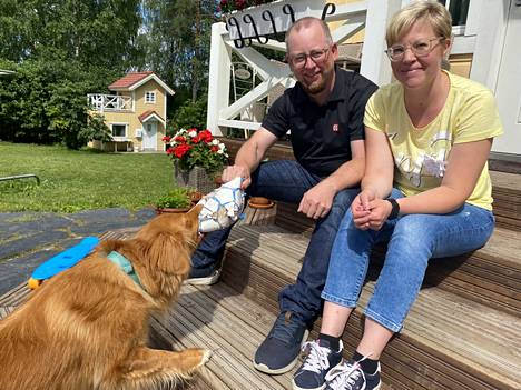 Monen toimen pariskunta Jouni ja Marja Hujo nimettiin Suodenniemen Sisukkaiksi lauantaina. Kuvaan pääsi myös perheen Nörri-koira.