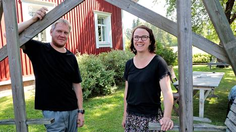 Miika ja Milka Jokela asuvat Kokemäen Kuurolassa Miikan lapsuudenkodissa. Pihaa on vuosien varrella rakennettu enemmän omalle perheelle ja erityisesti lapsille sopivaksi.
