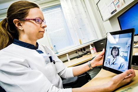 Nykyaikaisessa terveyskeskuksessa pitäisi olla mahdollisuus sähköiseen asiointiin, kirjoittaja sanoo. Kuvassa on menossa etävastaanotto Rovaniemen YTHS:ssä, potilaan asiaa hoitamassa sairaanhoitaja Julia Kulmala ja lääkäri Riitta Mäkelä.