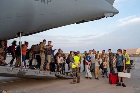 Useat maat ovat evakuoineet kansalaisiaan Sudanista. Kuvassa Ranskan armeijan evakuoimat ranskalaiset ovat saapuneet Ranskan armeijan tukikohtaan Djiboutiin Itä-Afrikkaan.