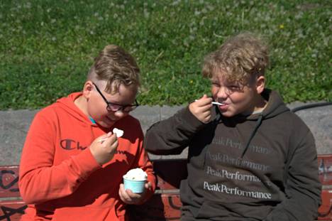 Kaksoset Jooa ja Jaron Tuppurainen, 11,  nauttivat tuttifrutti-jäätelöstä Sorinaukion penkillä. Sorinaukion jäätelökioski oli testipäivänä ensimmäistä päivää auki. 