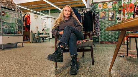 Myymättä jääviä vaatteita on kirpputoreilla yrittäjä Laura Mikkosen mukaan yhä enemmän. Tämä liittyy ostotottumusten kehityssuuntaan, jota hän ei pidä toivottavana.