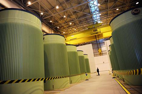 Euroopan komission vuonna 2019 tekemän arvion mukaan EU:n silloisille jäsenmaille on vuoteen 2030 mennessä kertynyt 76 000 kuutiometriä käytettyä, korkea-aktiivista ydinpolttoainetta. Toistaiseksi se on erilaisissa välivarastoissa, kuten tässä Bulgarian Kozloduyn suljetun ydinvoimalan kuivavarastossa.