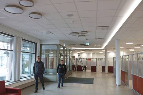 Kaupungintalon aulan katossa kulkeva valonauha muistuttaa aiemmin auki olleesta tilasta, kertovat Petri Katajisto ja Joni Kukkula.