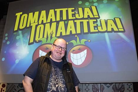 "Stand up on teatterimaailman potkunyrkkeilyä”, siteeraa Markku Toikkaa Tomaatteja! Tomaatteja! -festivaalin isä Riku Suokas.