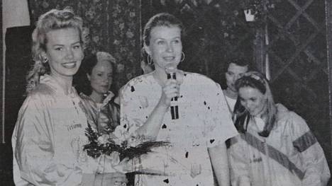 Katja Vatanen (vasemmalla) on Satakunnan Kesätyttö. Maakunnan tyttö esittäytyy televisiossa 12. kesäkuuta. Kuvassa Katjan takana myös Karvian edustaja Sari Käkelä torstai-illan kisassa, joka nauhoitettiin.
