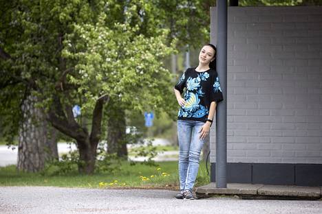 Mariia Moshkivskalla on yllään neule, jonka kuvion hän suunnitteli itse. Mariia sai kesäksi työpaikan neuleyritys Kainosta. Kymmenen prosenttia Mariian kukka -neuleen tuotoista menee ukrainalaisten hyväksi.