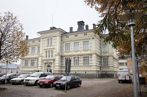 Rauman kaupungintalokorttelissa sijaitseva Tarvonsaaren koulu on vuodelta 1897. Tyylisuuntana on uusrenessanssi. 