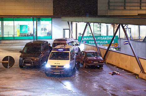 Paikalla oli tapahtuman jälkeen Saab-merkkinen auto ja verisiä vaatteita.